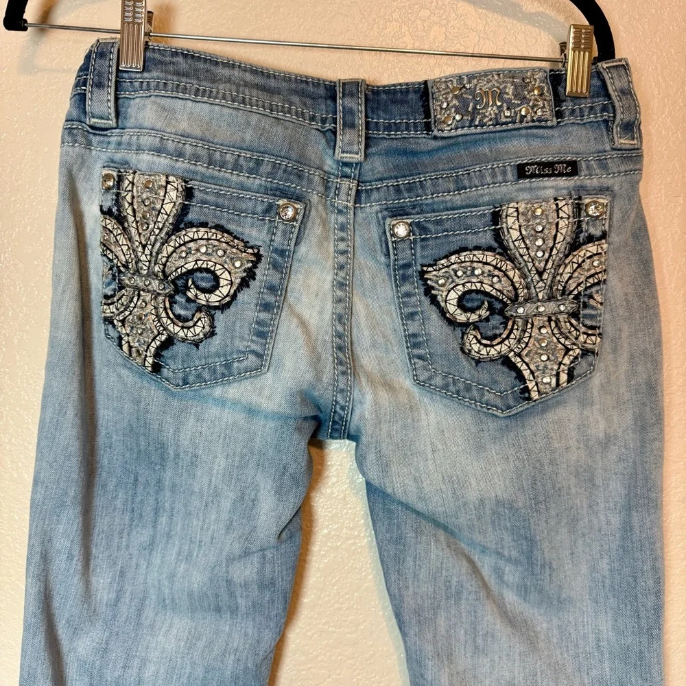Miss Me Embellished Signature Cuffed Capri Jeans Distressed Light Wash Blue 28
